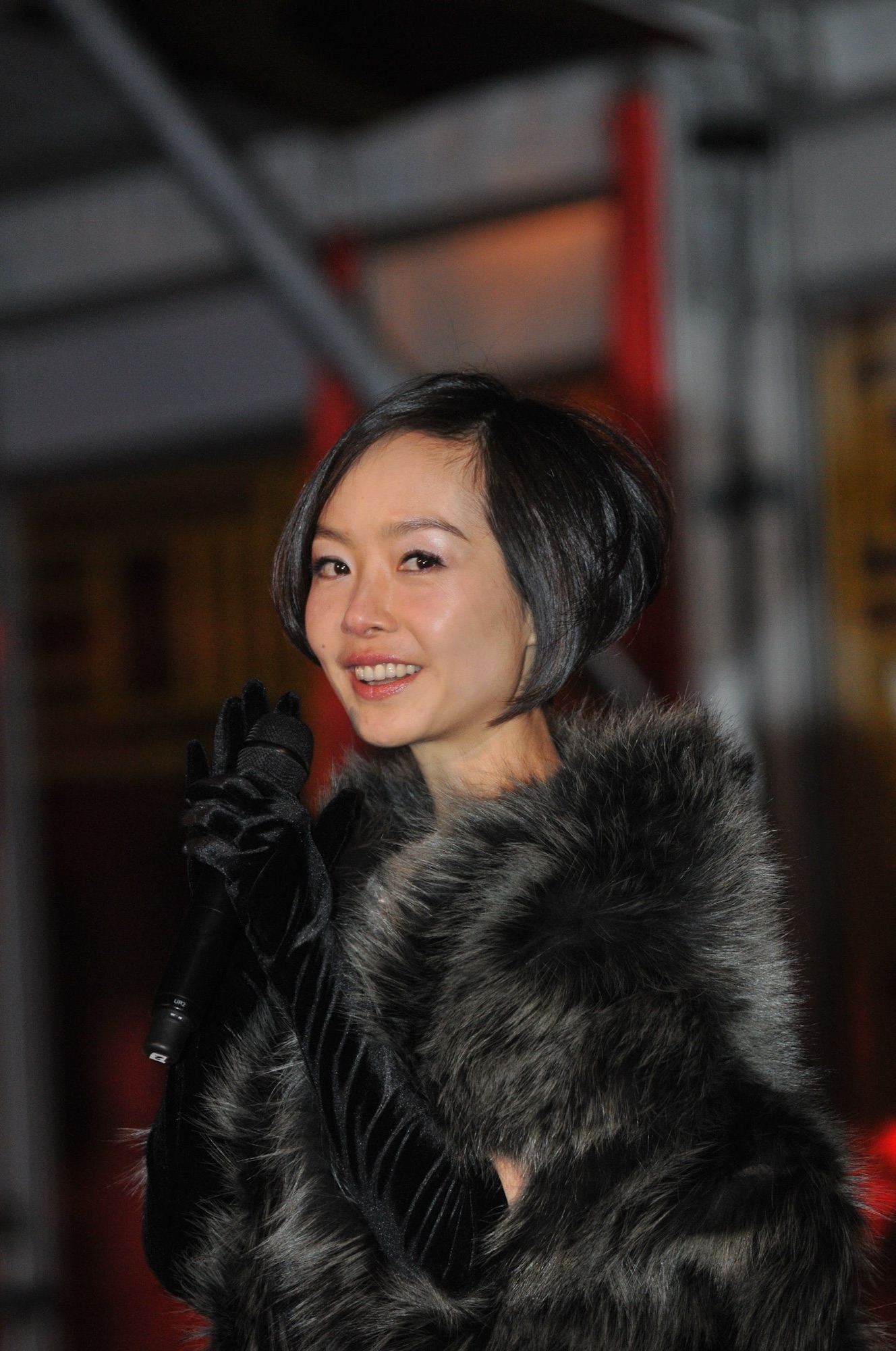 A singer performing for the dinner guests